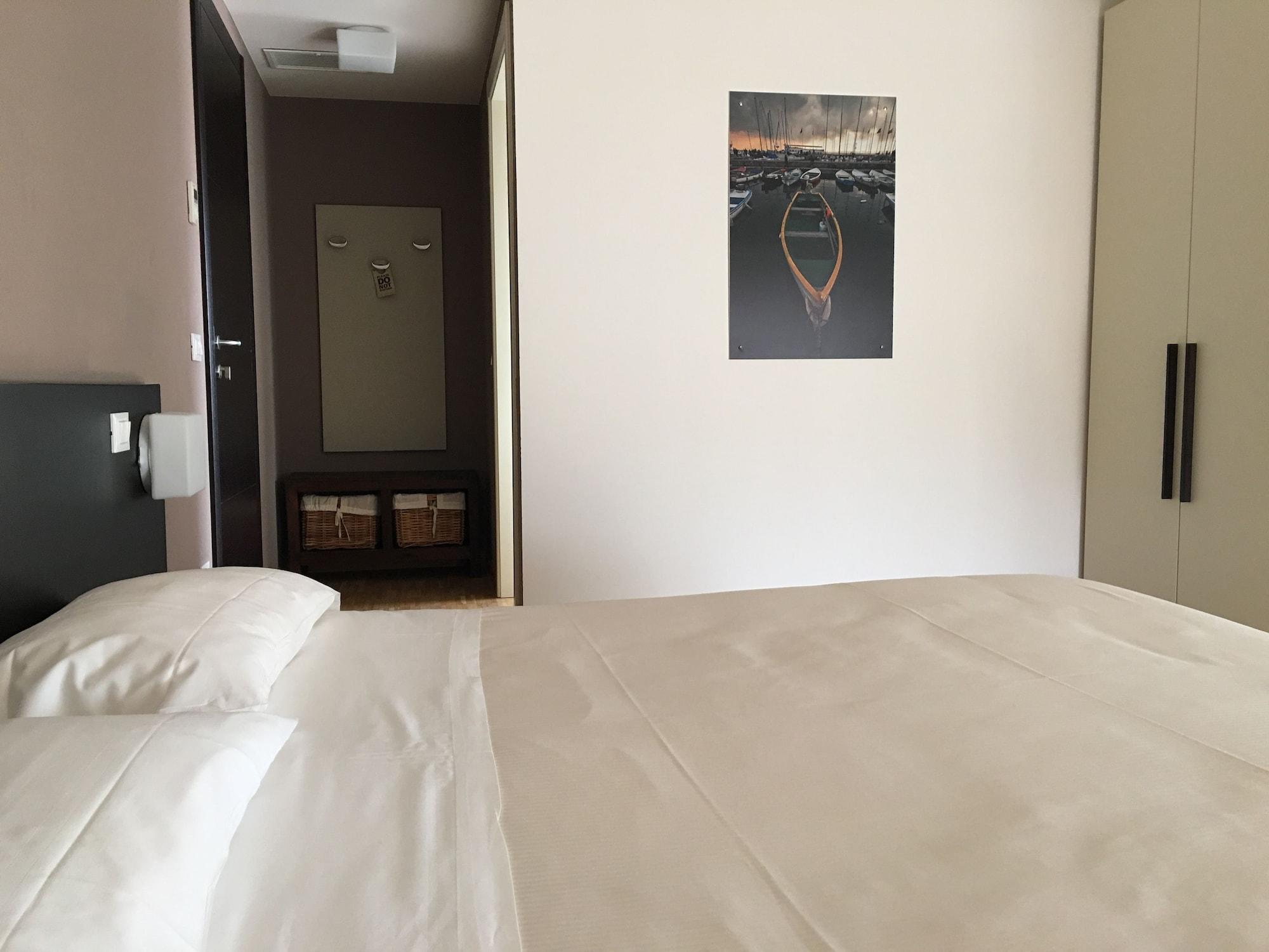 Vialeromadodici Rooms & Apartments لاتيزي المظهر الخارجي الصورة